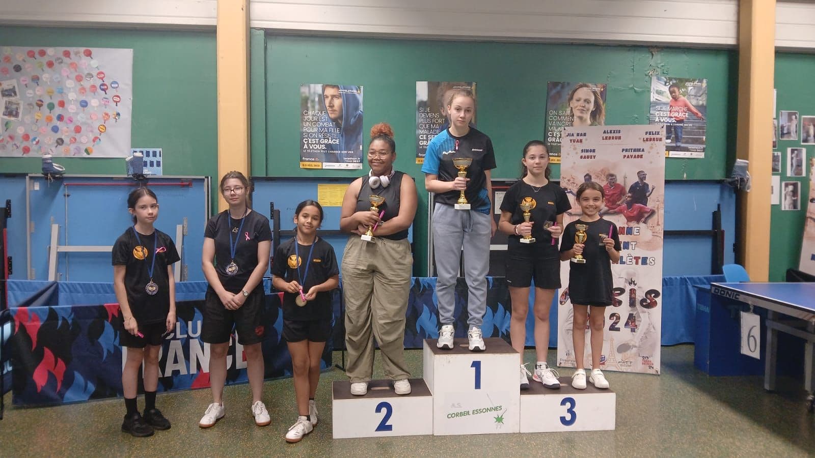 Photo d'un podium d'une compétition féminine de tennis de table