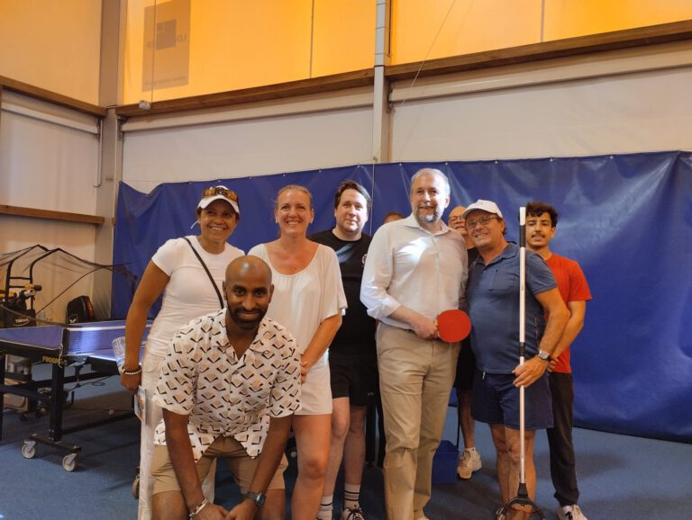 photo benevoles et maire fête du sport 2025