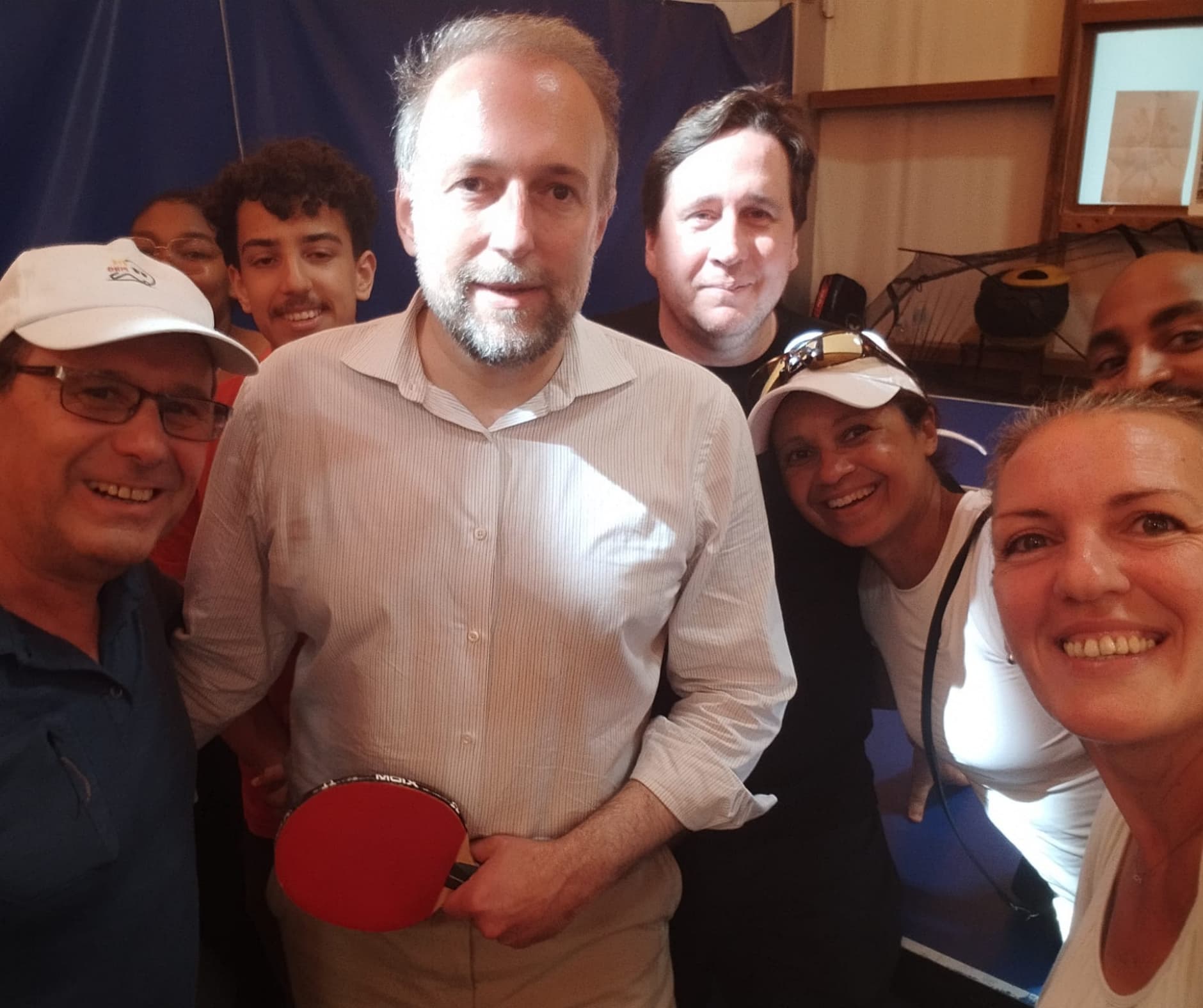 Photo des bénévoles avec le maire